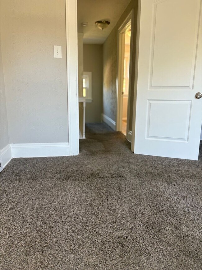 Building Photo - 3 Bedroom Single Family