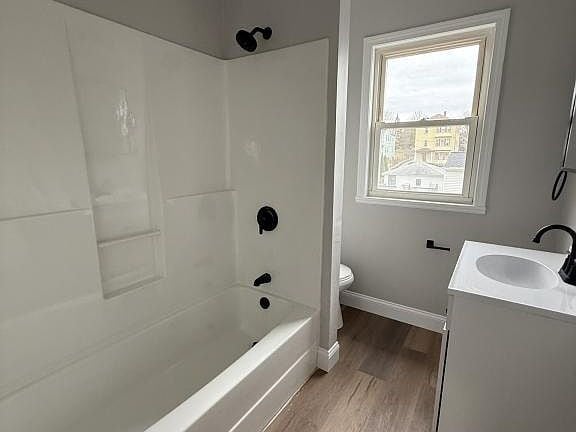 Building Photo - Stunning apartment