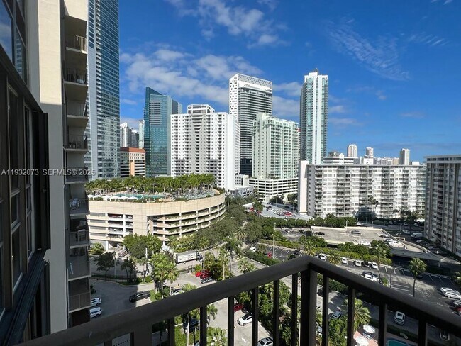 Building Photo - 1450 Brickell Bay Dr
