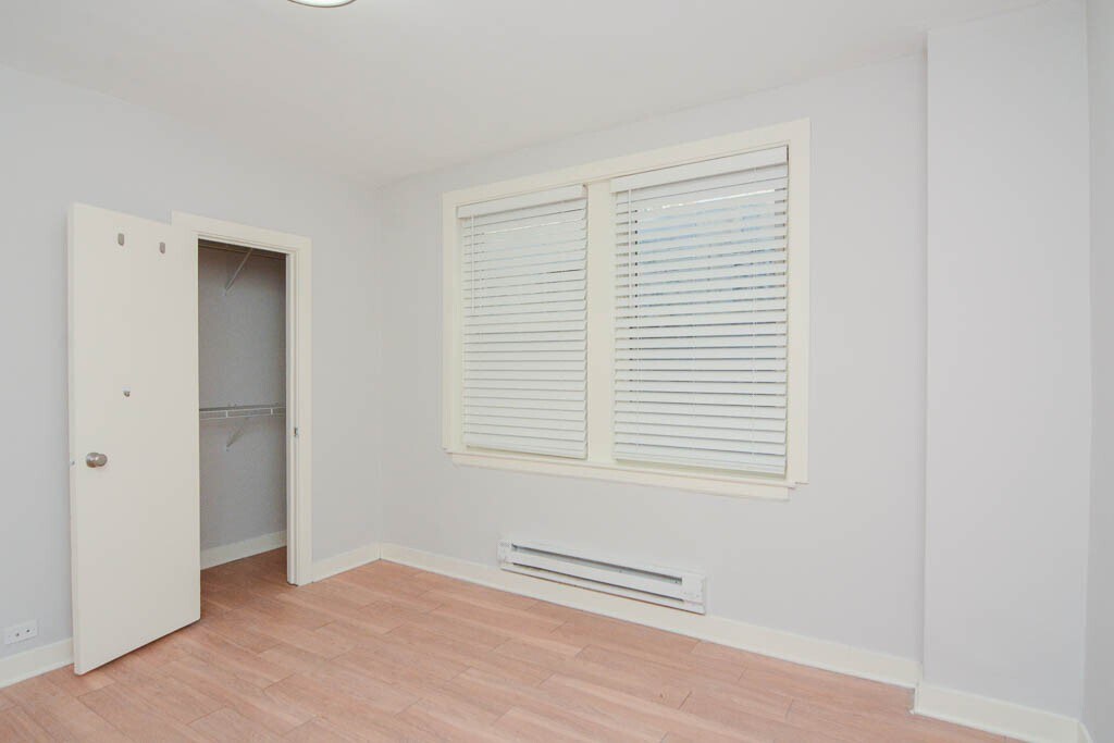 Building Photo - 511 W Belmont Ave