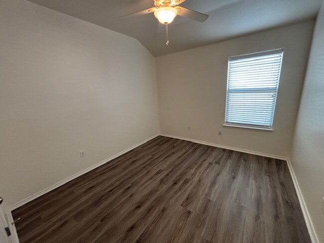 Building Photo - Cute 3 bedroom