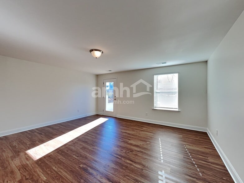 Building Photo - 185 Larragan Dr