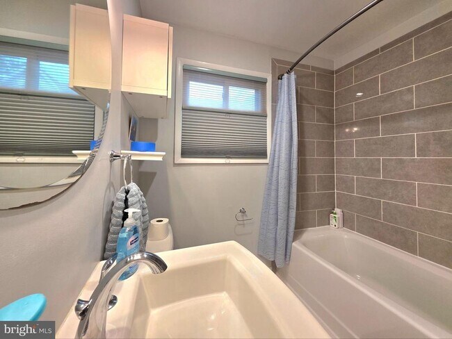 Building Photo - 2700 Dartmouth Rd