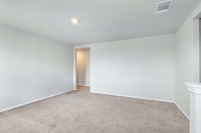 Building Photo - "Spacious 5-Bedroom San Antonio Gem with G...