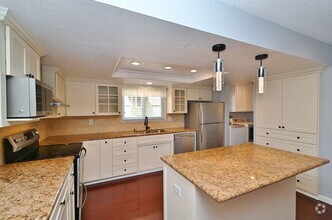 Building Photo - $3,695 - GORGEOUS PARKMONT TOWN HOME IN CE...