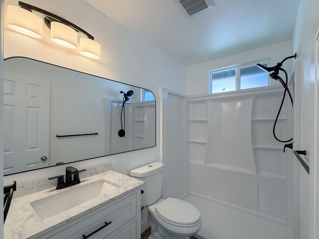 Building Photo - 502-504 E Hemlock- LT