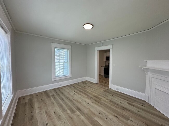 Building Photo - 3bed/1bath House $1395!