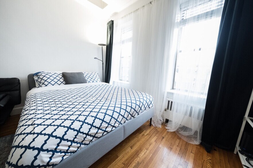 Building Photo - 324 E 75th St