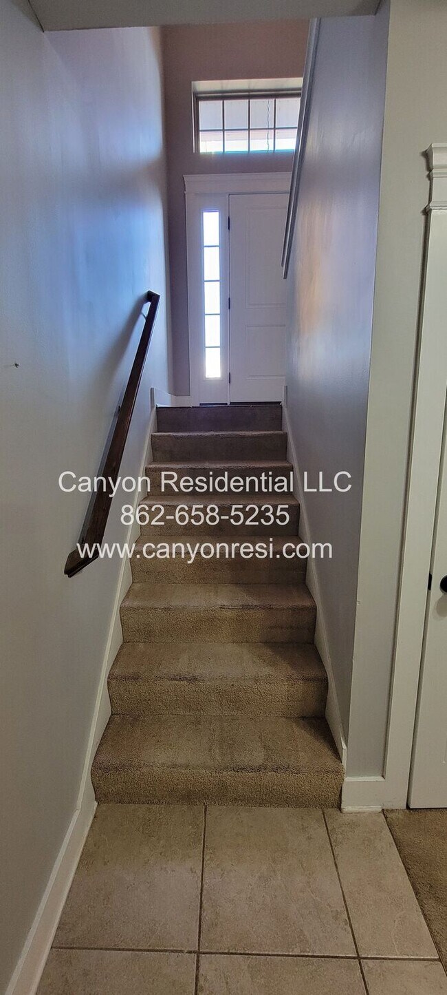 Building Photo - Nice Sized 4 Bed 3 Bath home in great location!