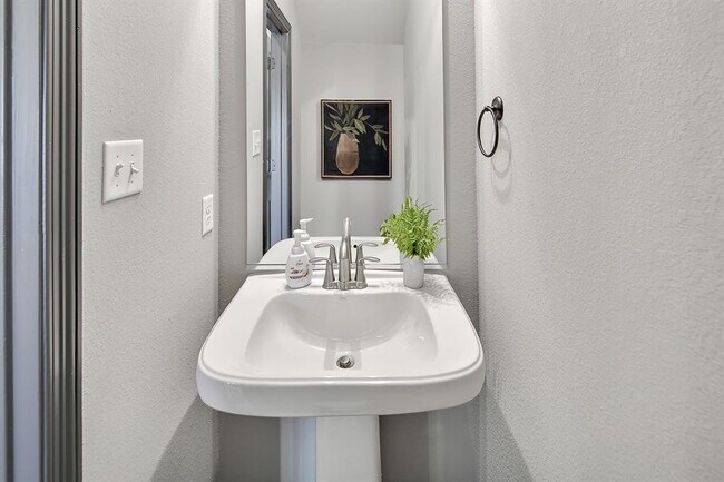 Building Photo - 1451 Associates Ave