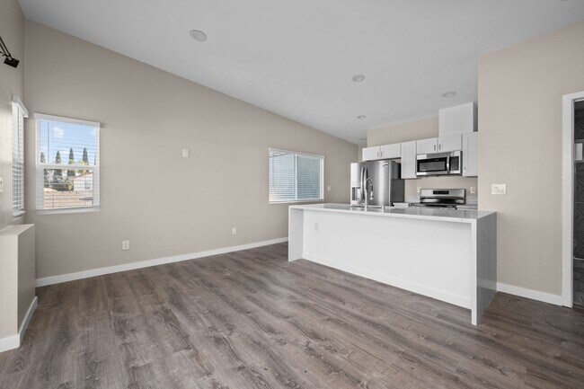 Building Photo - 6211 Mesita Dr