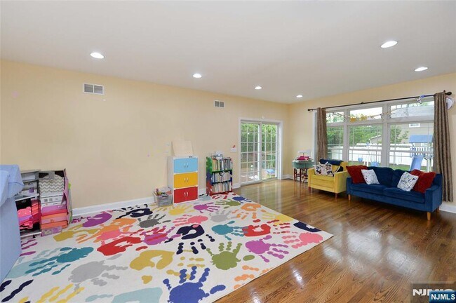 Building Photo - 40-10 Terhune Pl