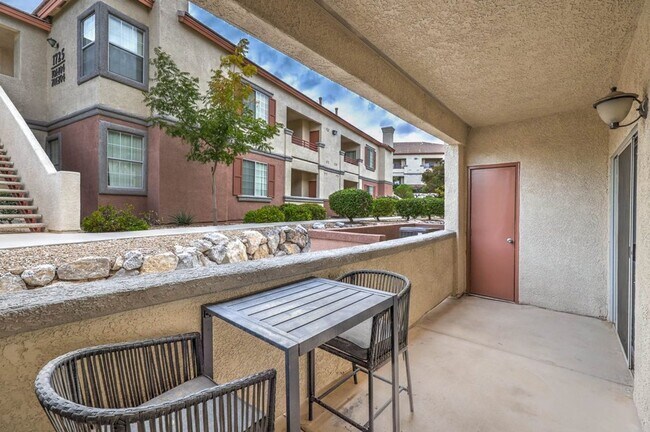 Building Photo - First-Floor 3BR/2BA Gated Condo with Resor...