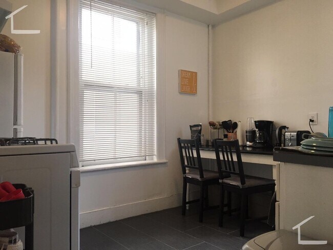 Building Photo - 218 Hemenway St