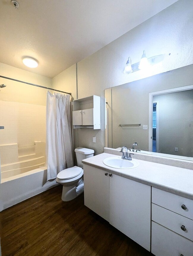 Building Photo - Updated 1x1 Spacious 806 square feet w/balcony on the top floor!