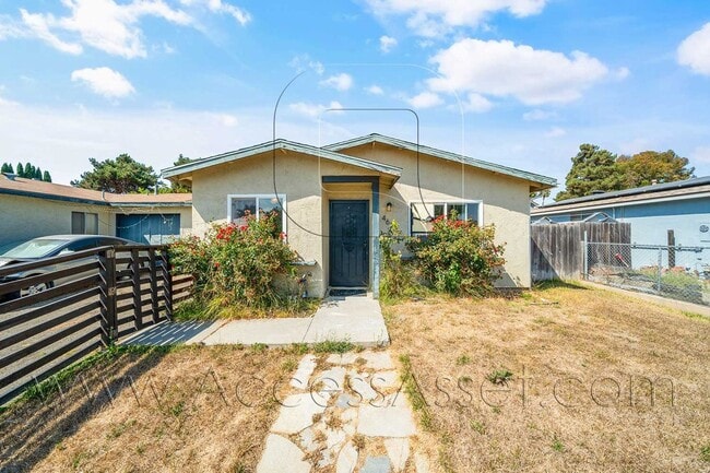Building Photo - Charming Oceanside Retreat Near Camp Pendleton