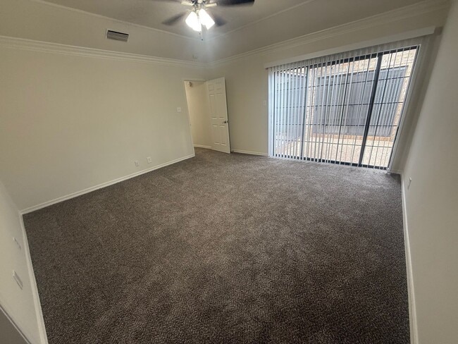 Building Photo - Garden Home