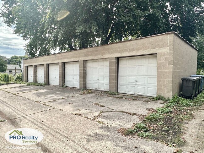 Building Photo - Charming 2 Bedroom Apartment in Northeast ...