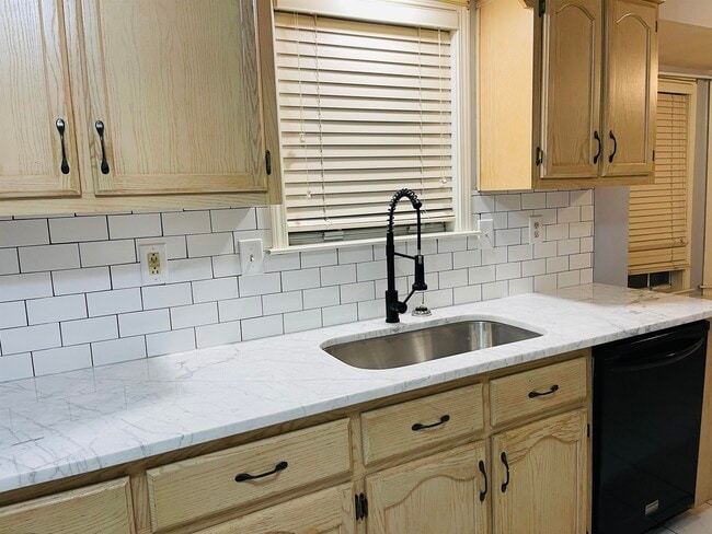 Building Photo - 2256 Lake Springs Ln