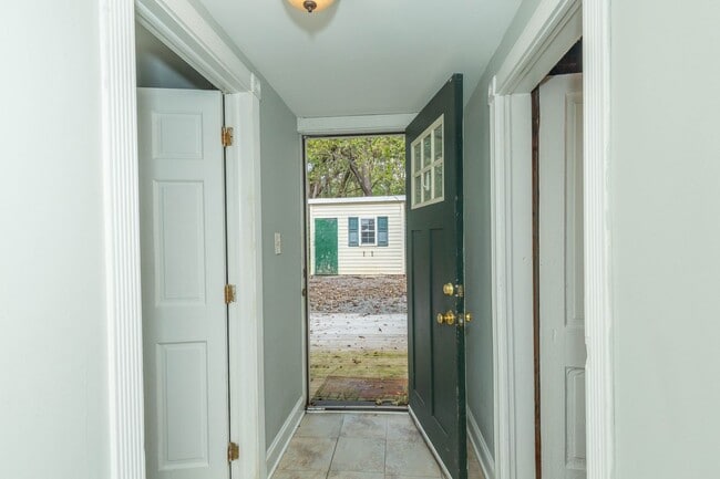 Building Photo - 2 Bed, 2 Bath Farmhouse-Style Home in Kear...