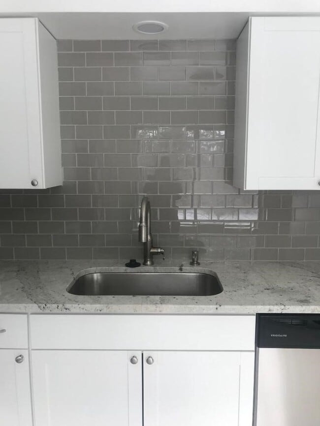 Building Photo - 2 bedroom 1 bath close to 23