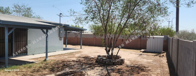 Building Photo - $1,400 Steal! Cozy 2-Bedroom Home in the H...