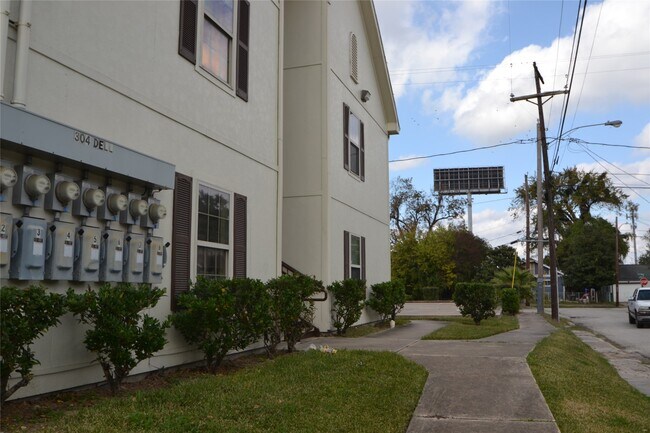 Building Photo - 304 Dell Ct