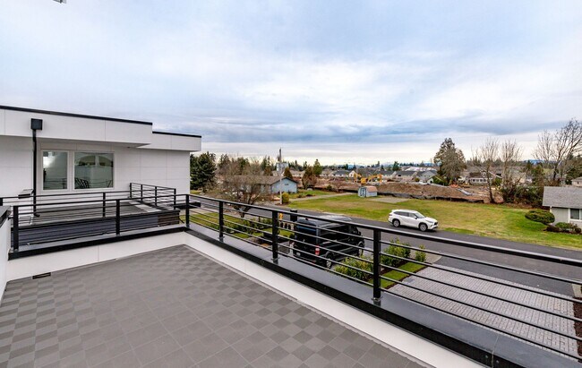 Building Photo - Edgewood Stunner