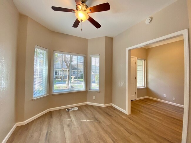 Building Photo - Updated 2 Bed 2 Story Napa Valley Club Con...