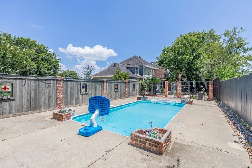 Building Photo - 300 Oak Hollow Dr