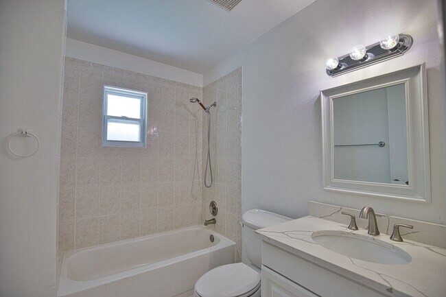 Building Photo - Annual Unfurnished 2 Bedrooms 2 Bathrooms Pool Home Located in South Venice!