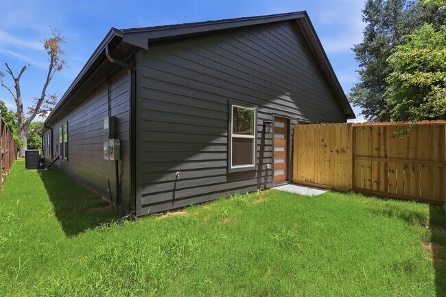 Building Photo - 5921 Mountwood St