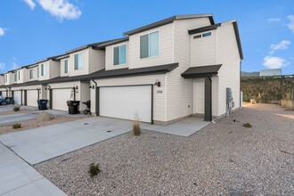 Building Photo - Comfortable and Spacious 4-Bedroom Townhom...