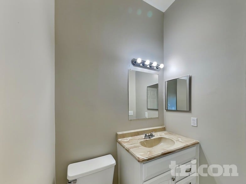 Building Photo - 1810 Cattleman Dr