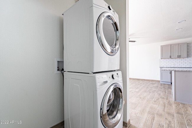 Building Photo - 37 E El Parque Dr