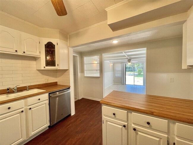 Building Photo - 1112 Southampton Dr