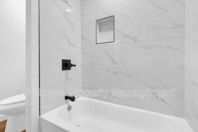Building Photo - 3138 W Elm St