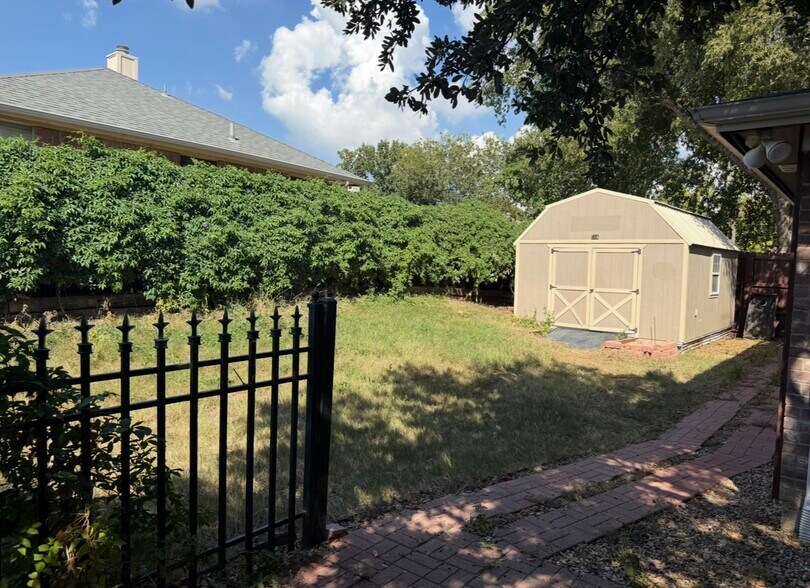 Building Photo - 6301 Glen Knoll Dr