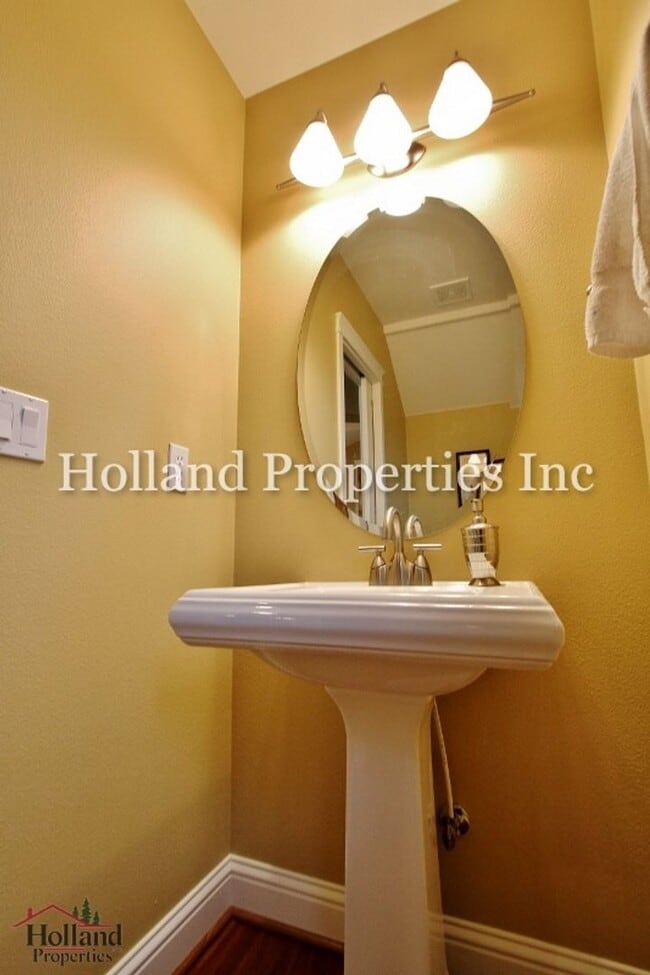Building Photo - 5502 NE Lagos Ct