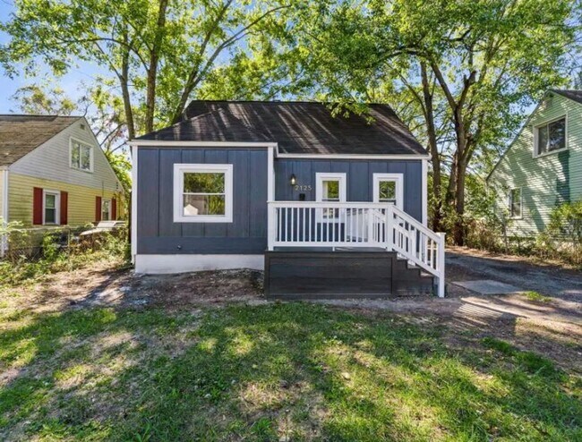 Building Photo - Cape Cod Style 3 Bedroom Home - Newly Remodeled All Throughout!