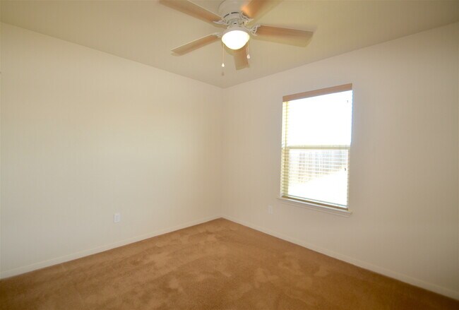 Building Photo - GREAT 3 BED/2 BATH HOME IN SKYLINE RIDGE- ...