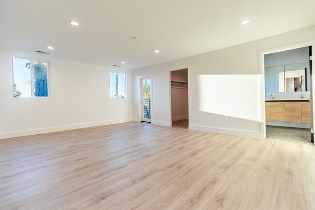 Building Photo - 5016 Pickford St