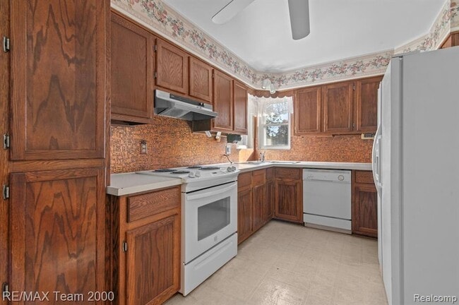 Building Photo - 25152 Fairway Dr