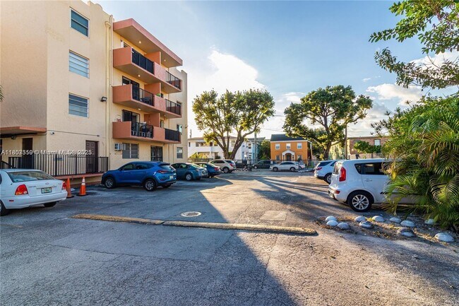 Building Photo - 677 SW 9th Ave