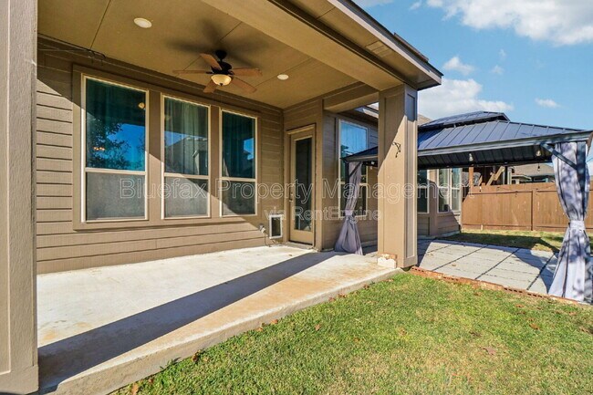 Building Photo - 10208 High Noon Dr