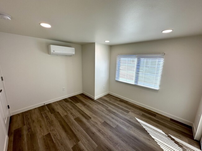 Building Photo - Don’t Miss Out on This Newly Renovated Ric...