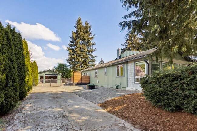 Building Photo - 644 S 189th St