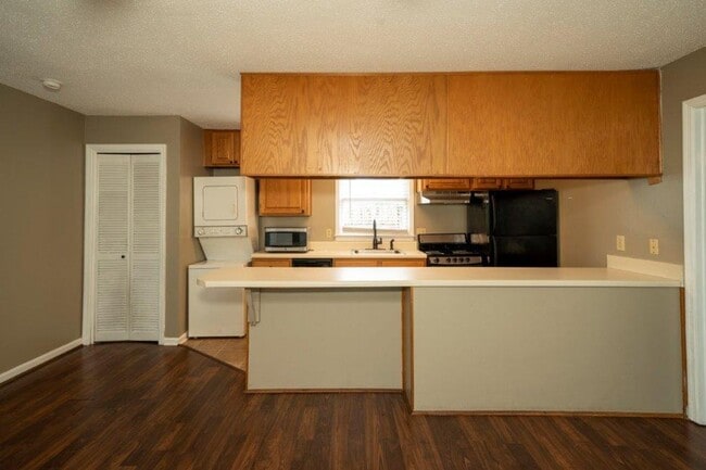 Building Photo - 211 W Longleaf Dr