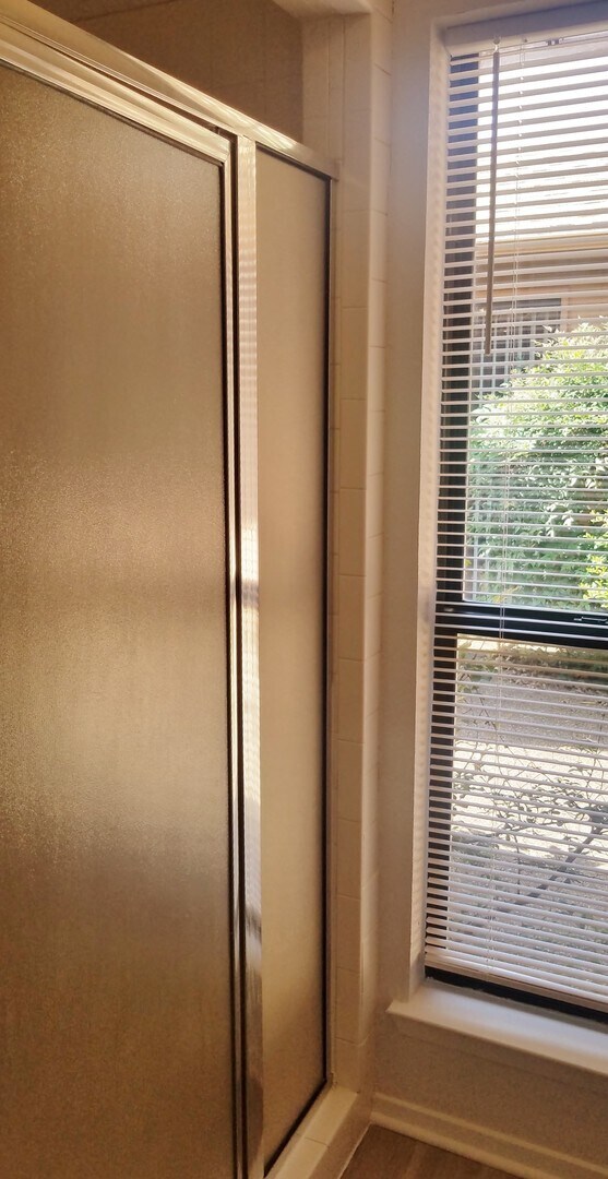 Building Photo - Spacious, Remodeled Duplex Unit Near Hulen...