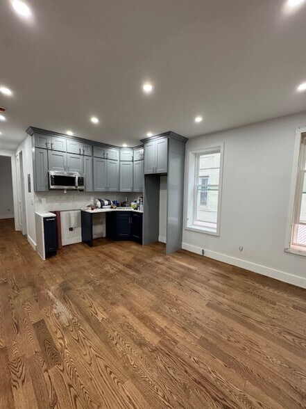 Primary Photo - 275 E 55th St